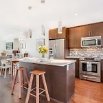 Cedar Hill Sunlit Stay - Bright Spacious & Modern