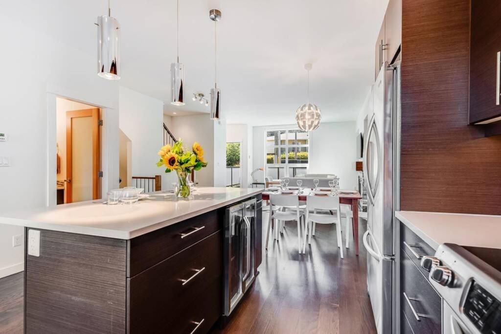 Cedar Hill Sunlit - Bright Spacious & Modern * Victoria
