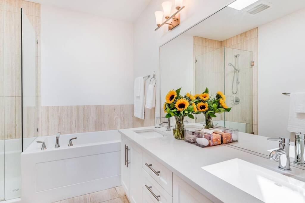 Ferienhaus Cedar Hill Sunlit - Bright Spacious & Modern