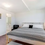 Cedar Hill Sunlit Stay - Bright Spacious & Modern
